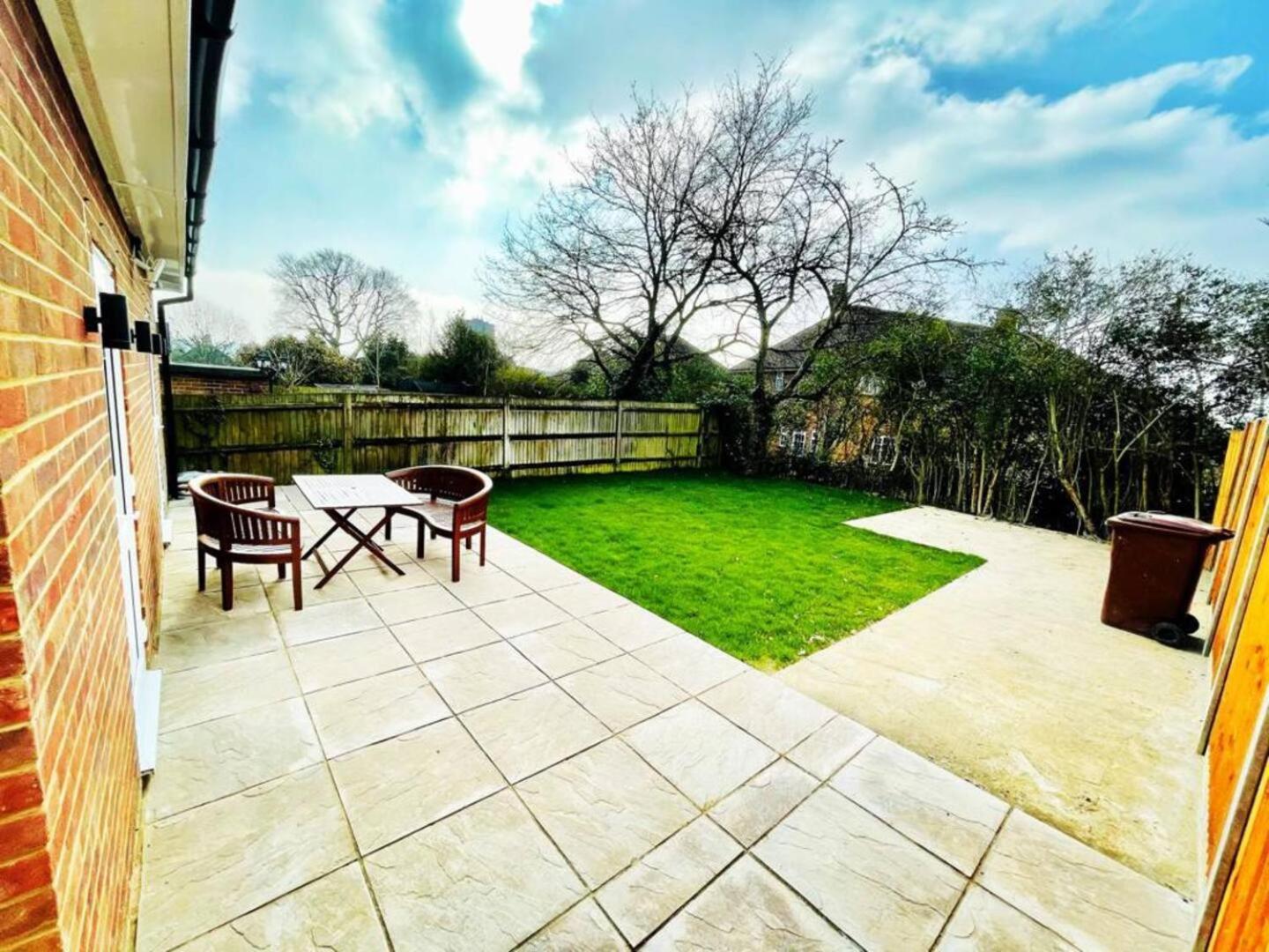 The Winstre Borehamwood Exterior photo